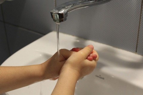 Mani pulite per i bambini che tornano a scuola