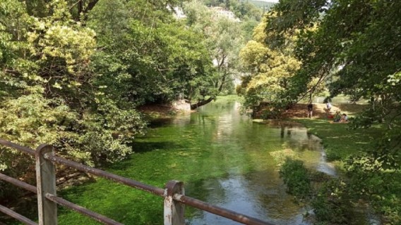 Laghetto del fiume Gari mentre attraversa la villa
