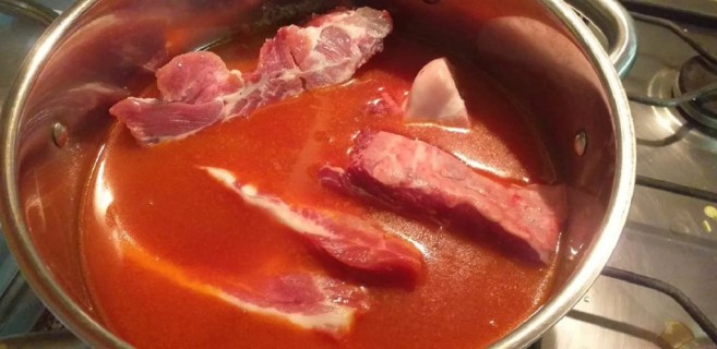 Costine di maiale al sugo, una ricetta semplice e gustosa